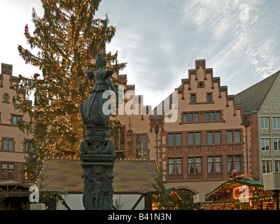 Albero di natale con le luci fairy e sfondo boothes municipio statua Justitia Piazza Roemer Römer Römerberg Frankfurt Foto Stock