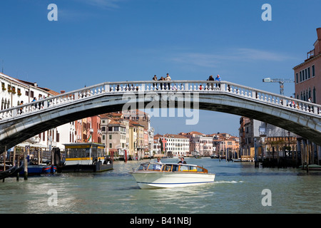 Visualizza in basso il Canal Grande verso il Ponte Ponte degli Scalzi e Ferrovia Boatbus stop Venezia Itay Foto Stock