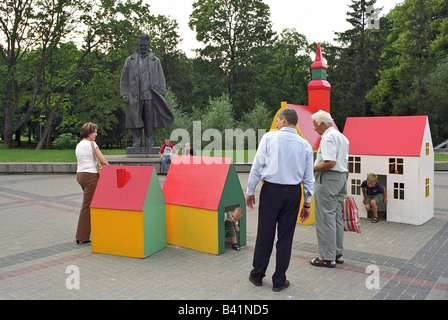 Un parco giochi in uno dei parchi a Riga, Lettonia Foto Stock