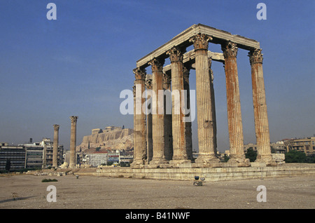 Una vista del Tempio di Zeus Olimpio nel centro di Atene, Grecia. L'Acropoli e il Partenone sono in background Foto Stock