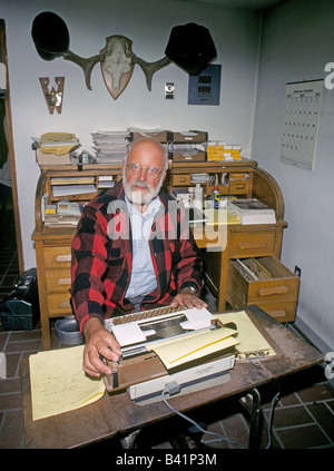 Scrittore e romanziere Donal Hamilton, autore del Matt Helm mistero libri, a sua scrittura studio in Santa Fe, New Mexico. Foto Stock