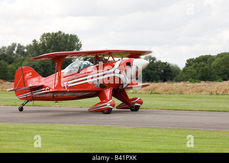 Pitts S-1T G SPECIALE-OSIT rullaggio dopo lo sbarco a Breighton Airfield Foto Stock