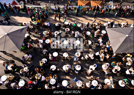 Persone presso il cafe bar sulla terrazza del Royal Festival Hall' Southbank London Regno Unito Foto Stock