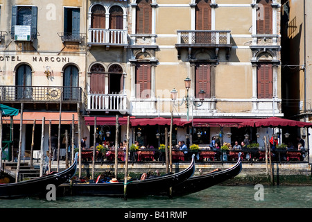 Hotel Marconi sulle rive del Canal Grande con gondole attraccate davanti Venezia Italia Foto Stock