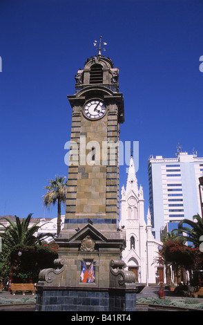 Torre dell Orologio in Plaza Colon, Cattedrale dietro, Antofagasta, Cile Foto Stock