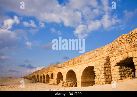 Perfettamente conservato acquedotto di epoca romana a costa del Mar Mediterraneo in Israele Foto Stock