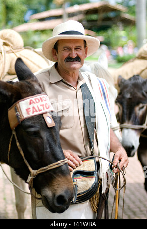 Sud Americana uomo vestito di colombiani vestiti tipici Foto Stock