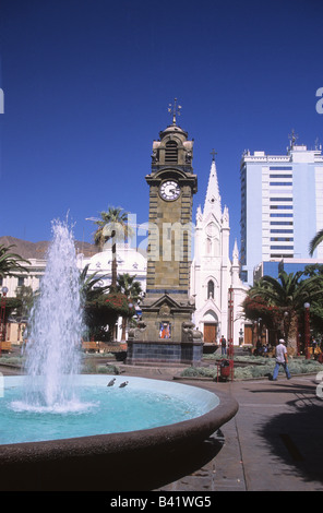 Fontana e torre dell'orologio in Plaza Colon, St. Joseph's / San José dietro, Antofagasta, Cile Foto Stock