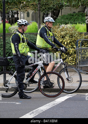 Due ufficiali della polizia su BMX mountain bike Londra UK vicino a St Pauls Foto Stock