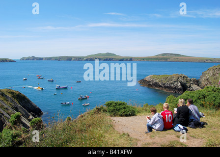 Famiglia in appoggio sulla passeggiata, St.Justianians, Il Pembrokeshire Coast National Park, Pembrokeshire, Wales, Regno Unito Foto Stock