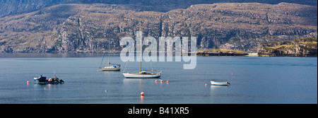 Barche ormeggiate in Loch Canaird, Ardmair, North West Highlands della Scozia Foto Stock