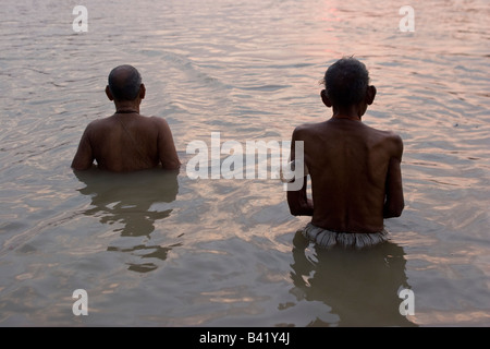 Due uomini pregando nel fiume Gange , India Foto Stock