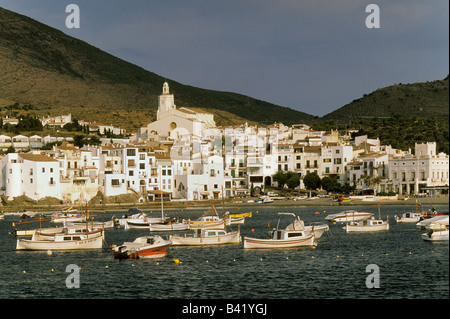 Chiesa di Santa Maria e la città di Cadaques si vede tutta la baia di Cadaques Costa Brava Catalogna Spagna Foto Stock