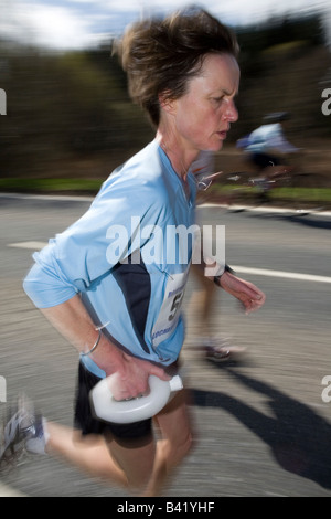 Guida femmina durante la maratona di Lochaber Foto Stock