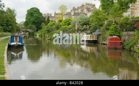 Barche, giardini e case, bagno, Avon Canal, Somerset, Inghilterra, Gran Bretagna, Europa Foto Stock
