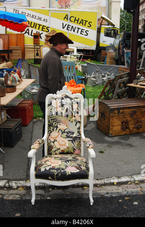 Raccolta mista di un assortimento di merci a Braderie Lille Francia Foto Stock