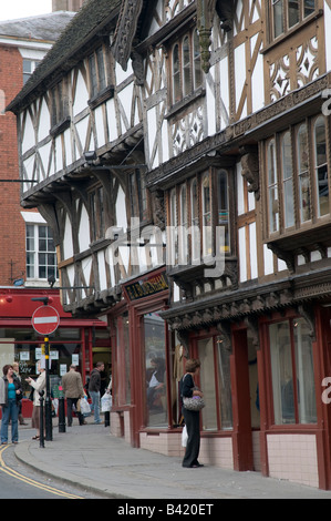 Vecchio tudor metà edifici con travi di legno a Ludlow centro città Shropshire England Regno Unito Foto Stock