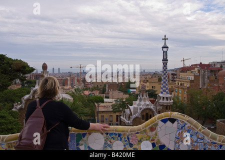 Tourist ammirando la vista dal livello superiore in Parc Guell Barcellona Spagna Foto Stock