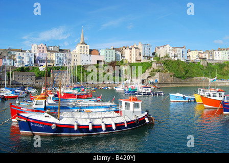 Porto e città vista, Tenby, Carmarthen Bay, Pembrokeshire, Wales, Regno Unito Foto Stock