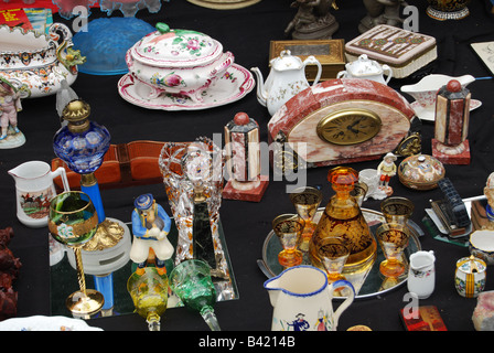 Raccolta mista di un assortimento di merci a Braderie Lille Francia Foto Stock