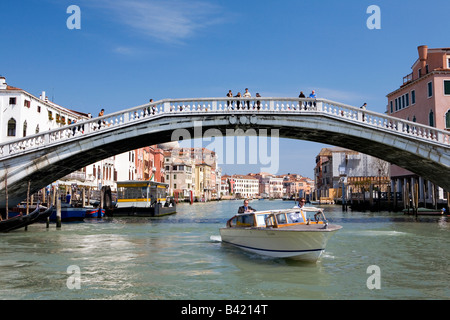 Visualizza in basso il Canal Grande verso il Ponte Ponte degli Scalzi e Ferrovia Boatbus stop Venezia Italia Foto Stock
