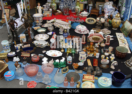 Un assortimento di merci a Braderie Lille Francia Foto Stock