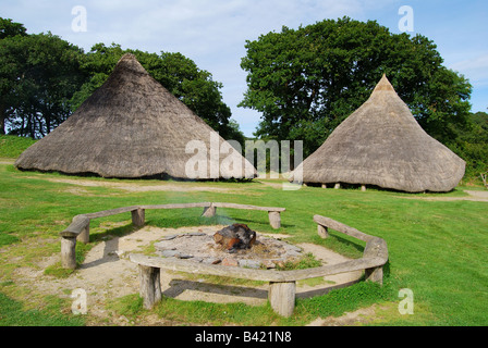 Roundhouses e camino, Castell Henlly, Iron Age Fort, Meline, Nevern, Pembrokeshire, Wales, Regno Unito Foto Stock