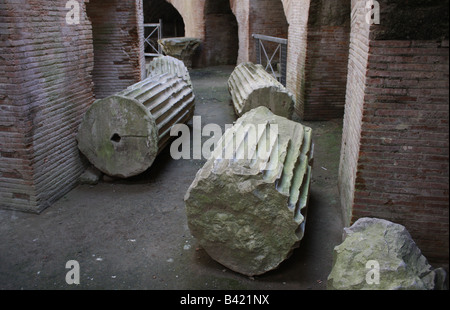 Alcune delle strutture sotterranee nell'Anfiteatro flaviano a Pozzuoli, Italia meridionale. Foto Stock