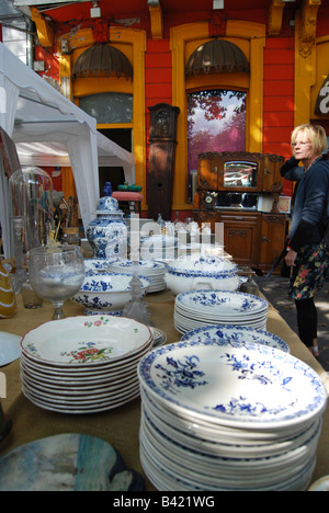 Raccolta mista di stoviglie a Braderie Lille Francia Foto Stock