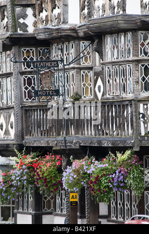 La facciata della The Feathers Hotel old metà edificio con travi di legno a Ludlow centro città Shropshire England Regno Unito Foto Stock