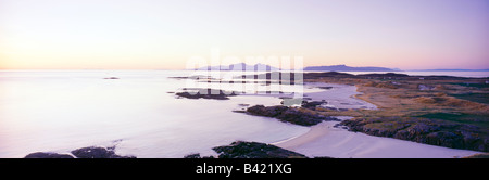 Un mare di argento in un panorama dopo il tramonto da Sanna, a Ardnamurchan, Scozia guardando verso le isole di Eigg, rhum, Muck e canna Foto Stock