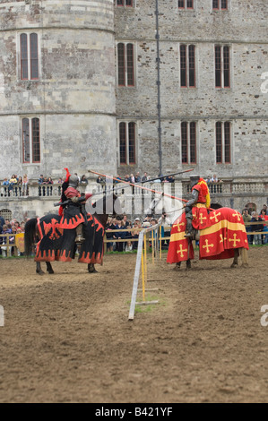 Due cavalieri a cavallo preparare per azione nel corso di un torneo di giostre rievocazione a Lulworth Castle nel Dorset England Regno Unito Foto Stock