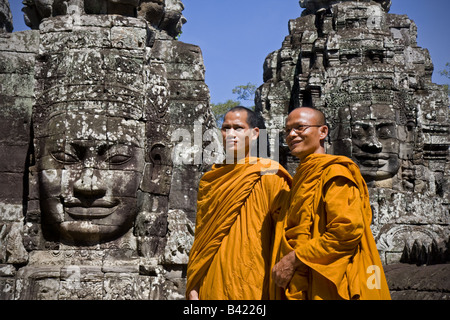 I monaci nei templi di Bayon Angkor Sito Cambogia Foto Stock