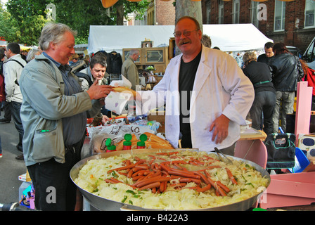 Venditore a vendere hot dogs in strada a Braderie Lille Francia Foto Stock