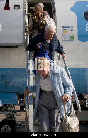 Lo sbarco dei passeggeri in arrivo all'Aeroporto Internazionale di Manchester in una giornata di sole Foto Stock