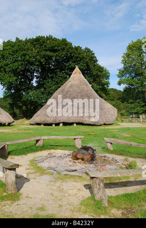 Roundhouses e camino, Castell Henlly, Iron Age Fort, Meline, Nr Newport Pembrokeshire, Wales, Regno Unito Foto Stock