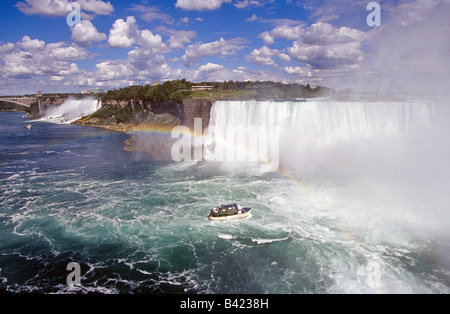 Un arcobaleno e una vista delle cascate del Niagara dal lato canadese e la Regina della nebbia tour in barca Foto Stock