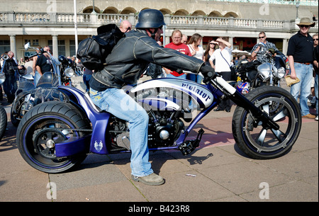 Uomo con casco equitazione moto personalizzate Foto stock - Alamy