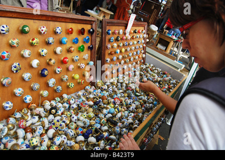 Grande raccolta di porta tira in vendita presso Braderie Lille Francia Foto Stock