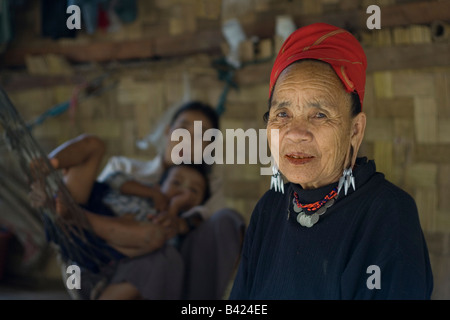 Un 'lunghe orecchie' donna, Thailandia Foto Stock