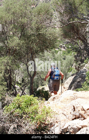 Una donna anziana escursionista si fa strada lungo la E4 European lunga distanza sentiero vicino Lissos nelle White Mountains di Creta Foto Stock