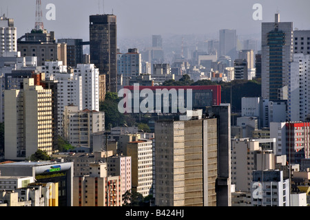 Sao Paulo con MASP al centro vista dal tetto del Palazzo Italia Brasile Foto Stock