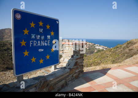 Il francese e il confine spagnolo in Costa Brava Foto Stock