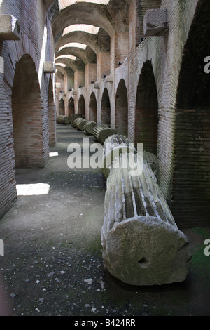 Alcune delle strutture sotterranee nell'Anfiteatro flaviano a Pozzuoli, Italia meridionale. Foto Stock