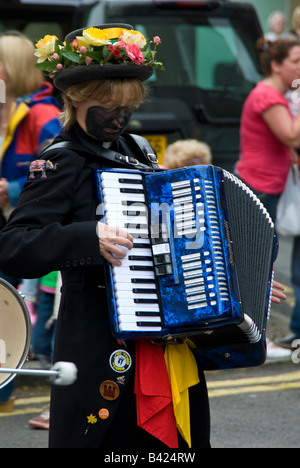 Un lettore di formare fisarmonica con errore di trascrizione morris ballerini gioca a Shipston Proms, 2008. Regno Unito Foto Stock