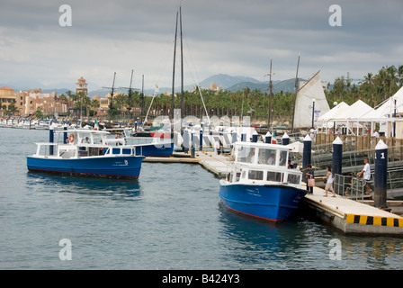 Barca tendors utilizzato per i passeggeri del traghetto dalla nave da crociera a riva Foto Stock