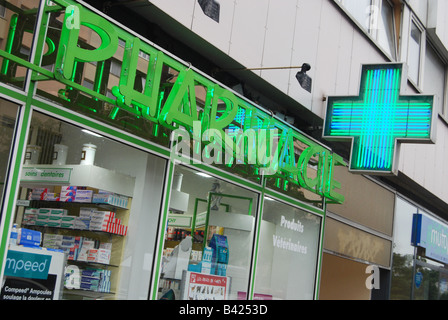 Farmacia locale, farmacia in Rue de Paris Lille Francia Foto Stock