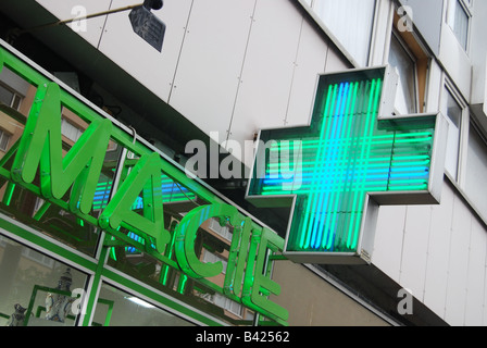 Farmacia locale, farmacia in Rue de Paris Lille Francia Foto Stock