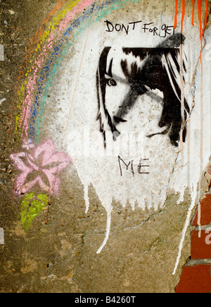 Un graffito stencil mostra il volto di Madeleine McCann con la dicitura "ONT DIMENTICARE ME" aggiunto. Foto Stock