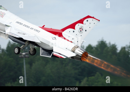 Un F-16 jet da combattimento del aerobatic team Thunderbirds in decollo a Elmendorf Air Force Base Foto Stock